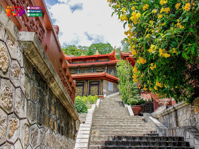 Phuoc-dien-tu-chua-hang-co-gi-hut-khach-angiangtoplist