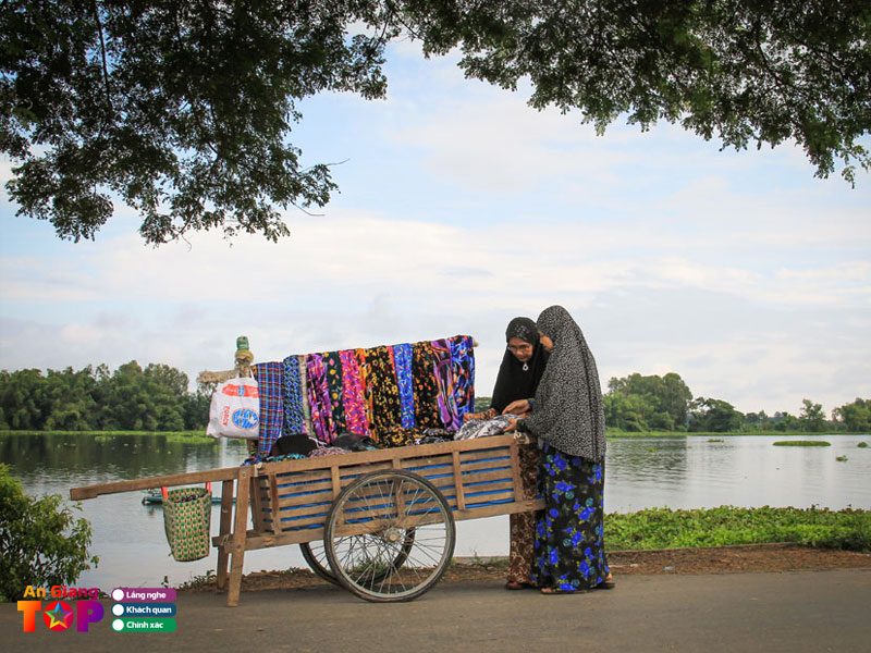 Mot-so-trai-nghiem-thu-vi-tai-lang-cham-chau-phong-angiangtoplist