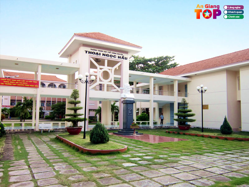 Thpt-chuyen-thoai-ngoc-hau-angiangtoplist