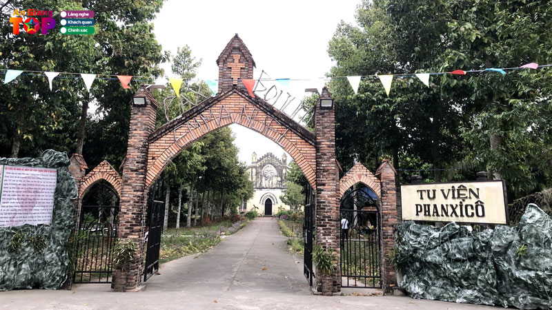 Tu-vien-phanxico-ve-dep-ton-giao-co-kinh-kho-quen-lang-angiangtoplist