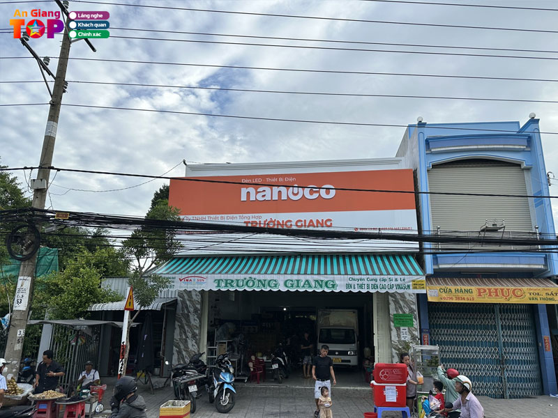 Cua-hang-thiet-bi-dien-tong-hop-truong-giang-angiangtoplist