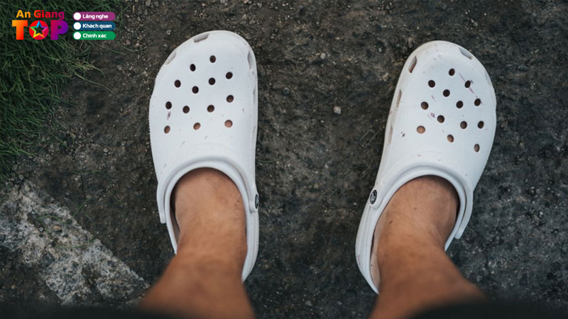 Top-5-dia-chi-ban-giay-dep-crocs-o-an-giang-ben-dep-gia-tot-angiangtoplist