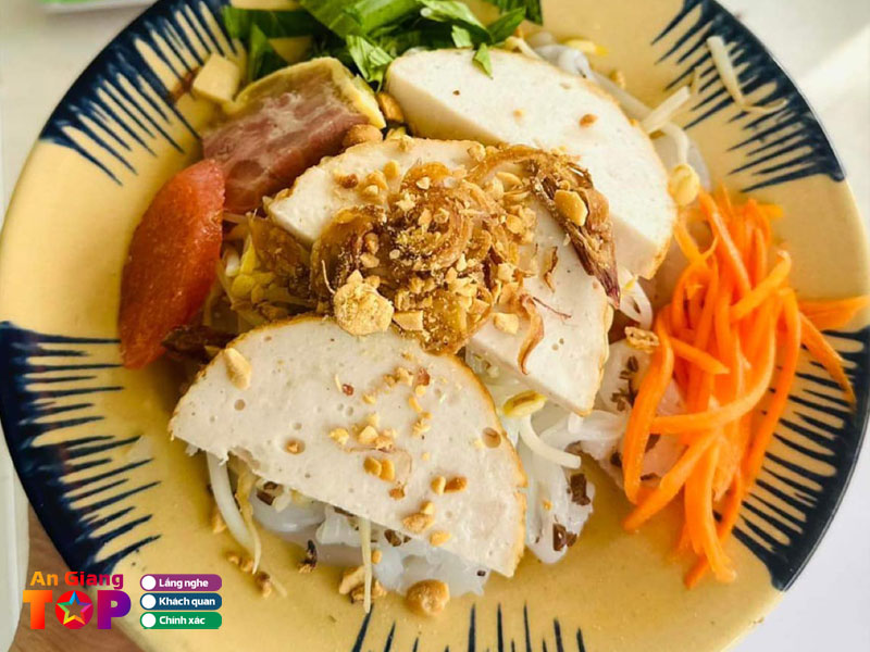 Banh-cuon-nong-banh-mi-cha-lua-binh-minh-angiangtoplist