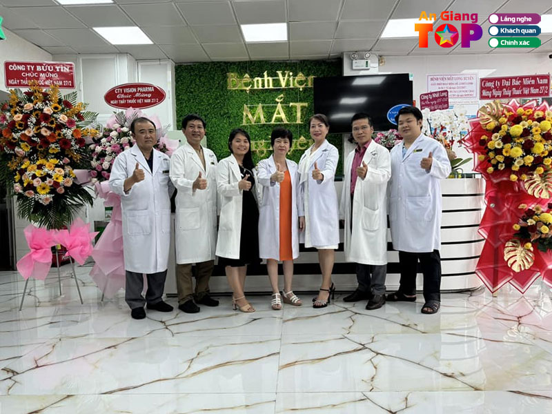 Doi-ngu-bac-si-chuyen-mon-tai-benh-vien-mat-long-xuyen-angiangtoplist