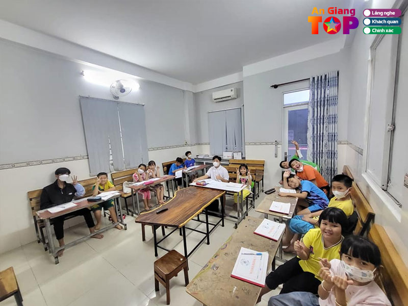 Trung-tam-ngoai-ngu-small-world-angiangtoplist