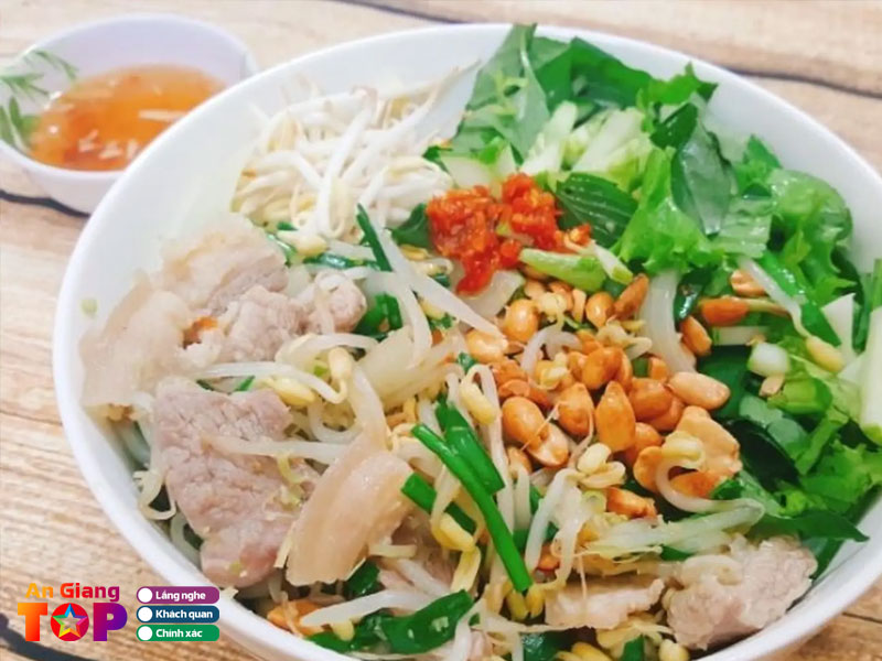 Bun-thit-xao-diem-trang-angiangtoplist