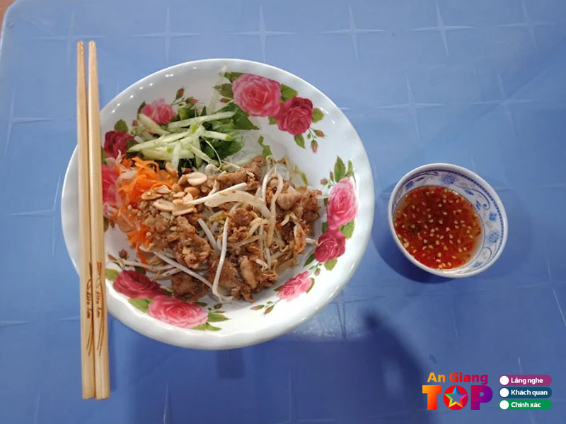 Bun-thit-xao-ngoc-mi-angiangtoplist