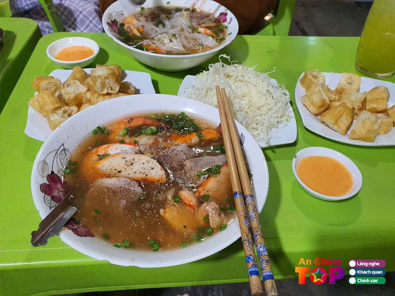 Quan-banh-canh-cua-372-angiangtoplist