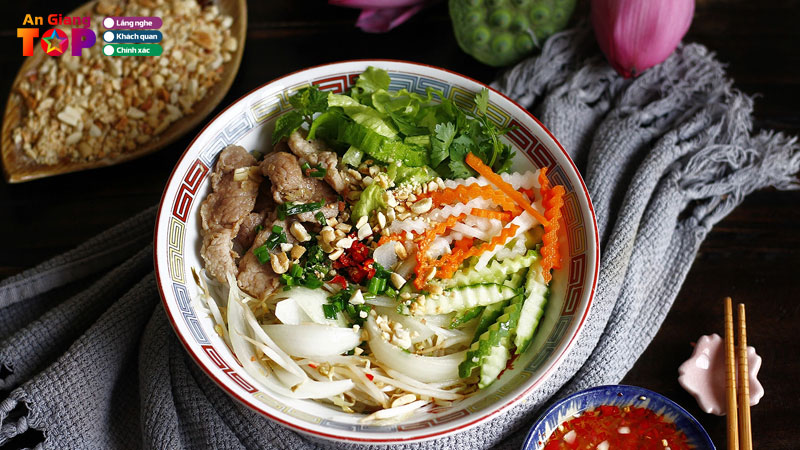 Top-10-quan-bun-thit-xao-o-an-giang-khien-thuc-khach-me-man-angiangtoplist