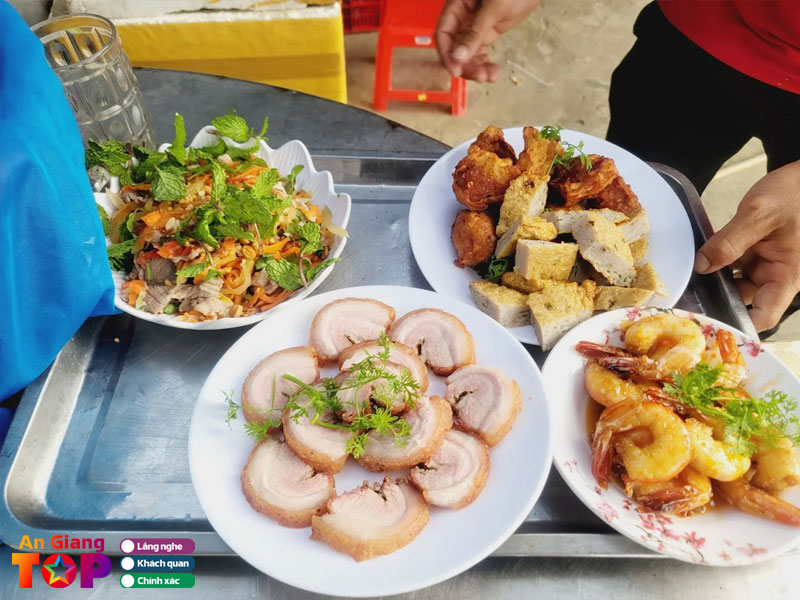 Dich-vu-nau-an-nghia-duc-angiangtoplist