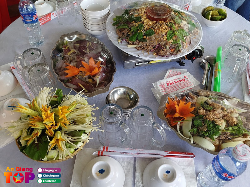 Dich-vu-nau-an-phi-long-angiangtoplist