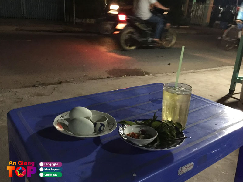 Hot-vit-lon-kho-banh-uot-angiangtoplist