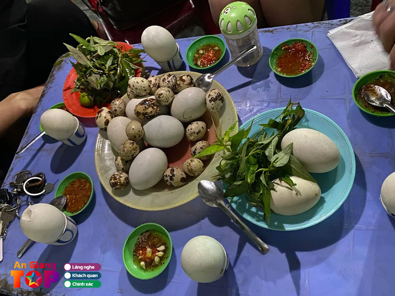 Quan-hot-vit-lon-luoc-nuoc-dua-tm-angiangtoplist