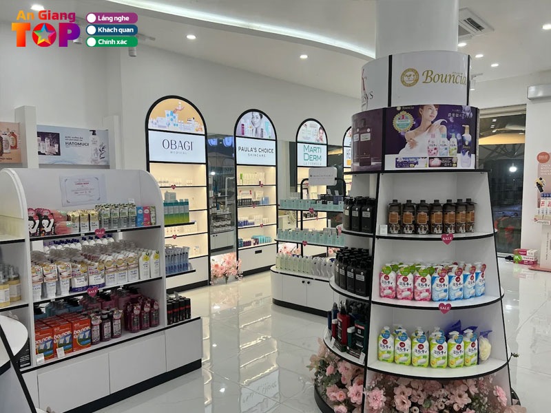 Young-beauty-by-an-angiangtoplist