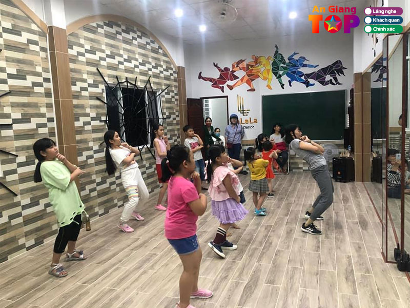 Lop-nghe-thuat-la-la-la-angiangtoplist