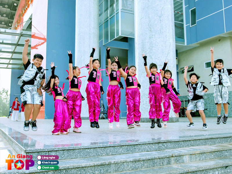 Skinny-crew-dance-studio-angiangtoplist