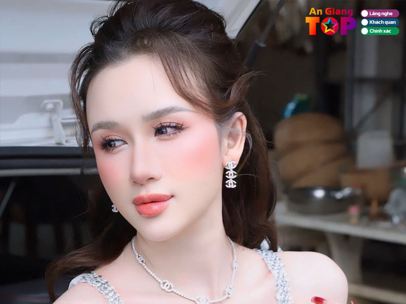 Ben-trinh-makeup-angiangtoplist