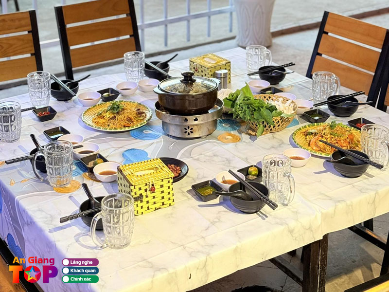 Quan-an-gia-dinh-vu-truong-angiangtoplist