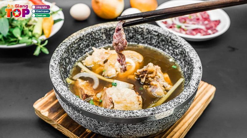 Top-5-quan-pho-bat-da-o-an-giang-thom-ngon-nong-hoi-angiangtoplist
