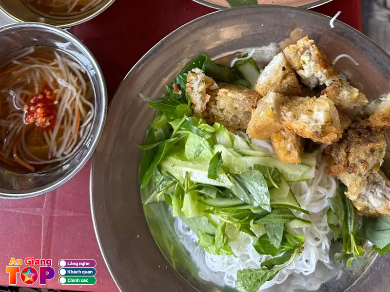 Banh-cong-cha-gio-quynh-chi-angiangtoplist