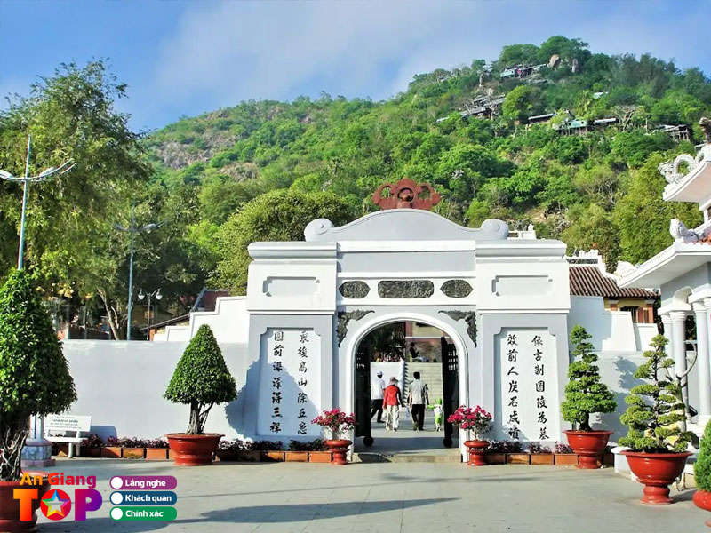 Cac-cong-trinh-tam-linh-va-di-tich-tai-ho-ong-thoai-angiangtoplist