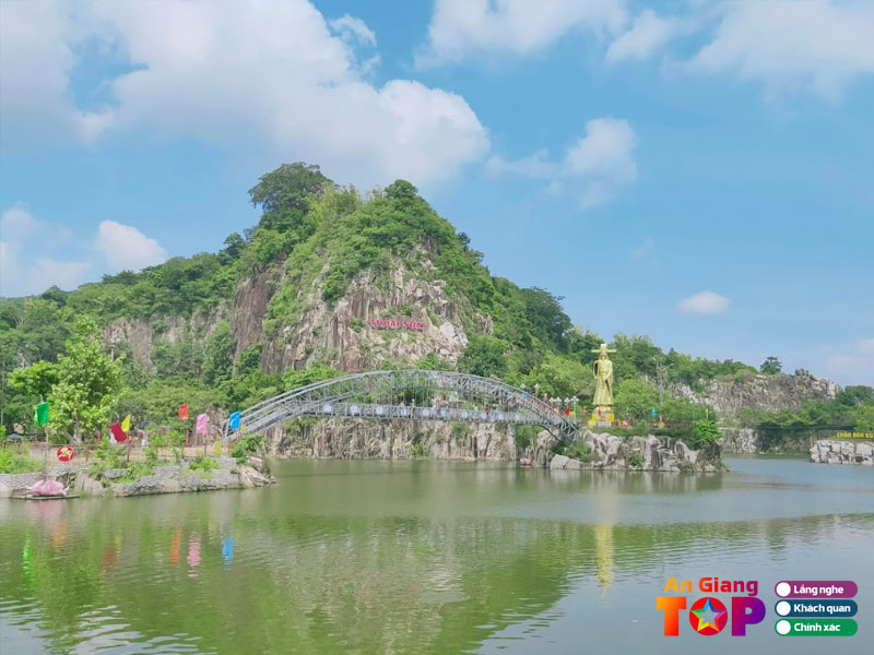 Khu-du-lich-ho-ong-thoai-ve-dep-yen-binh-va-doc-dao-angiangtoplist