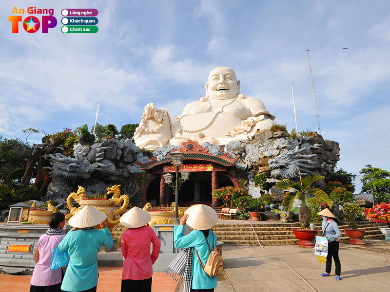 Nhung-diem-tham-quan-noi-bat-tren-nui-cam-1-angiangtoplist