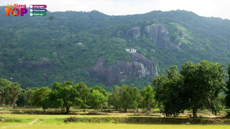 Nui-co-to-o-an-giang-ve-dep-hung-vi-tua-chon-bong-lai-angiangtoplist
