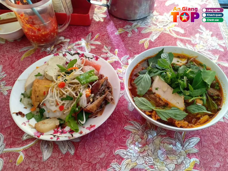 Quan-chay-co-ba-dia-chi-ban-bun-cha-gio-o-an-giang-ngon-het-nac-angiangtoplist