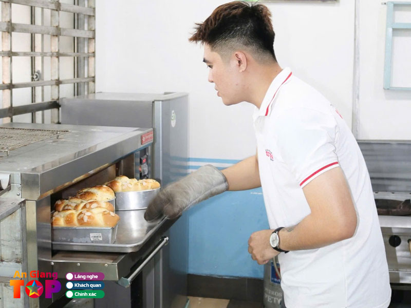 Truong-day-nghe-am-thuc-western-angiangtoplist