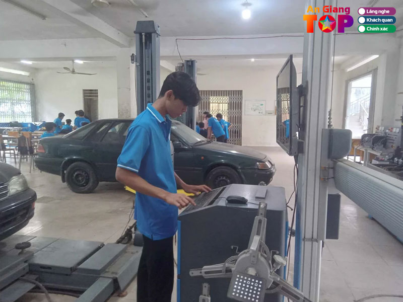 Truong-trung-cap-nghe-dan-toc-noi-tru-angiangtoplist