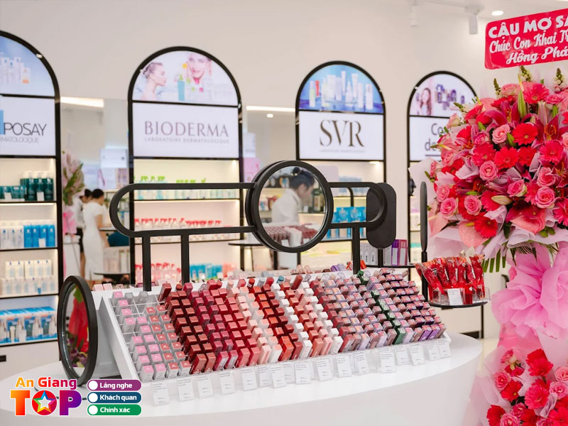 Young-beauty-by-an-angiangtoplist