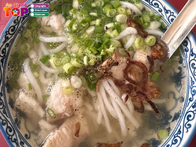 Meo-de-thuong-thuc-banh-canh-bot-xat-ngon-nhat-angiangtoplist