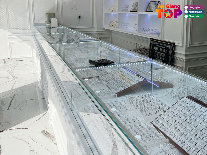 Ngoc-tuyet-tiem-vang-da-quy-angiangtoplist