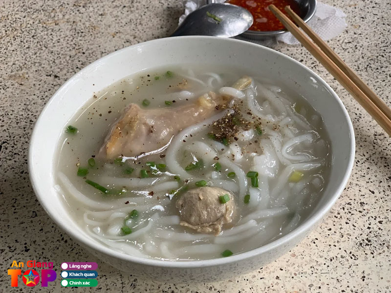 Quan-banh-canh-bot-xat-ut-angiangtoplist