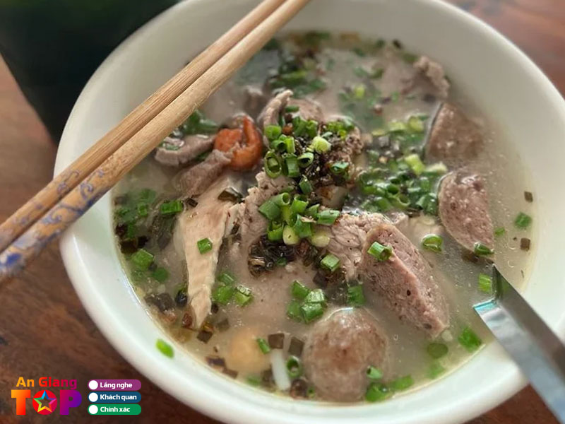 Quan-san-banh-canh-bot-xat-gia-truyen-angiangtoplist