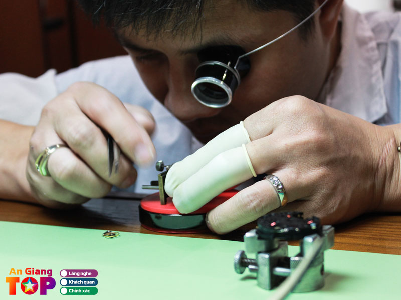 Cach-chon-tiem-sua-dong-ho-uy-tin-o-an-giang-1-angiangtoplist