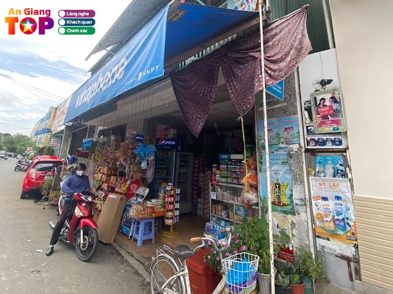 Cua-hang-tap-hoa-co-huong-1-angiangtoplist