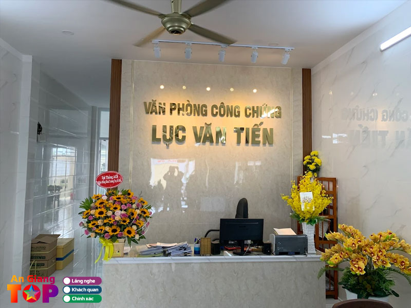 Van-phong-cong-chung-luc-van-tien-angiangtoplist