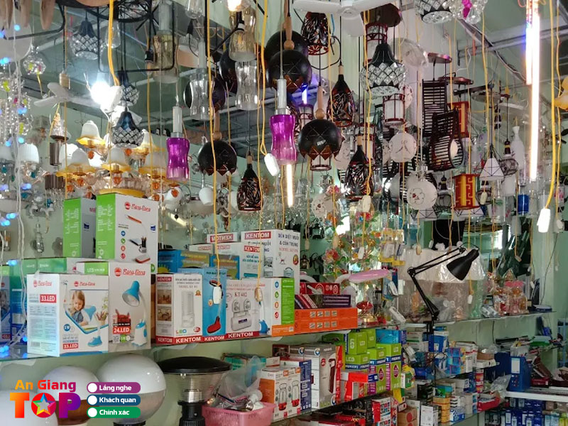 Cua-hang-dien-den-trang-tri-thanh-son-angiangtoplist