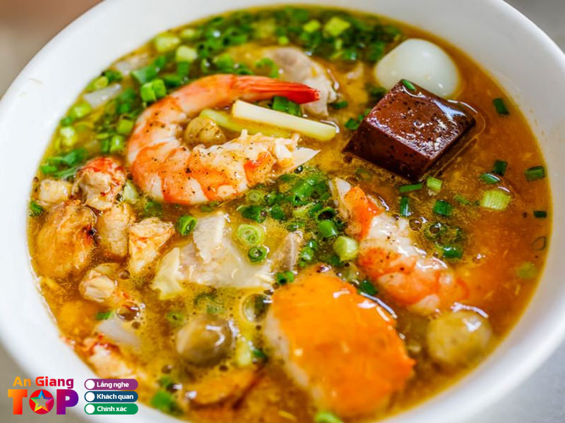 Kinh-nghiem-chon-quan-banh-canh-cua-ngon-tai-an-giang-angiangtoplist