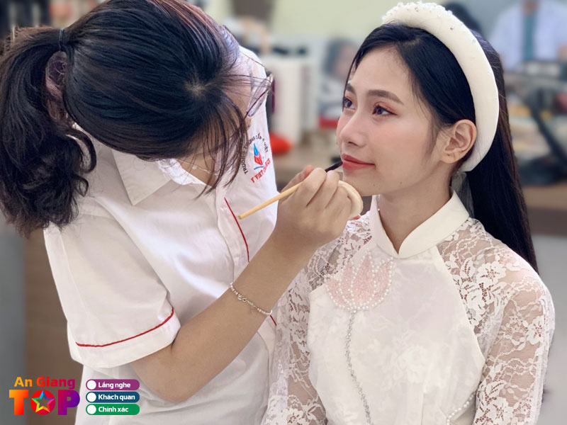 Kinh-nghiem-chon-noi-hoc-makeup-phu-hop-1-angiangtoplist