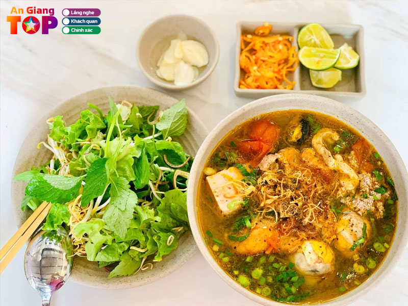 Kinh-nghiem-chon-quan-bun-rieu-ngon-o-an-giang-angiangtoplist
