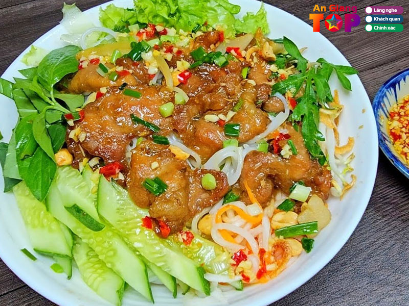 Bun-thit-xao-diem-trang-1-angiangtoplist
