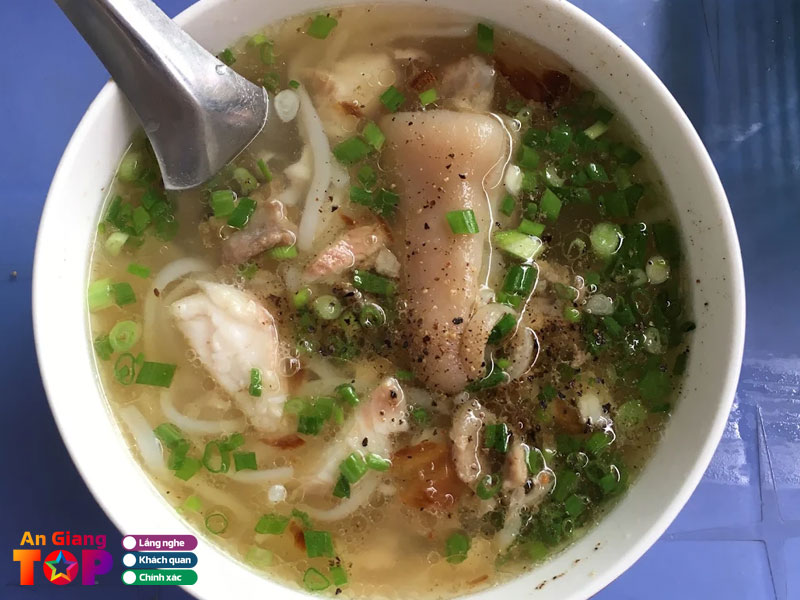 Quan-an-hem-12-banh-canh-vinh-trung-1-angiangtoplist
