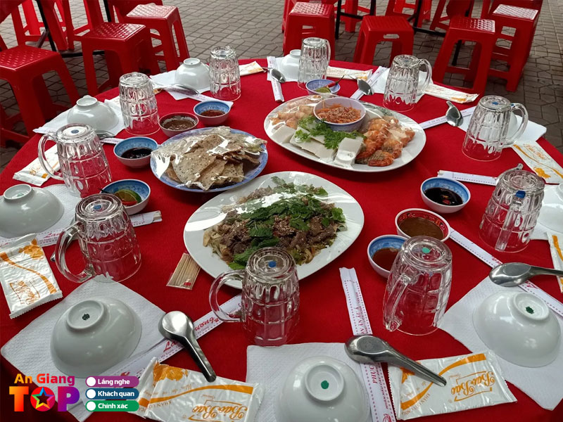 Dich-vu-nau-an-tiec-van-khanh-angiangtoplist